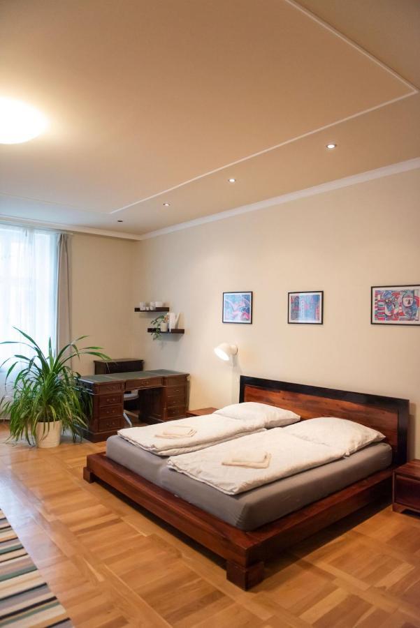 Velky Apartman Apartment Bratislava Bagian luar foto